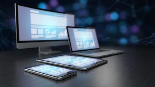 Farklı ekran boyutlarına sahip modern cihazlar (masaüstü, laptop, tablet ve akıllı telefon) üzerinde aynı web sitesi düzeninin uyumlu bir şekilde görüntülendiği, duyarlı tasarım konseptini anlatan fotogerçekçi bir görsel.